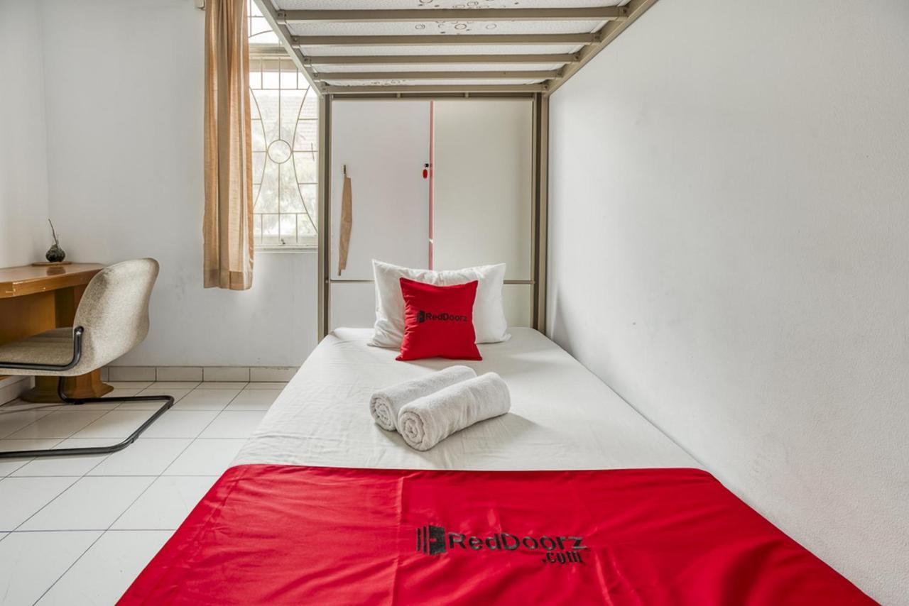 Reddoorz Hostel @ Feliz Noche Cengkareng Jakarta Exterior photo